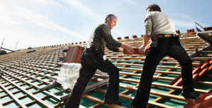 Arbeit auf Steildach